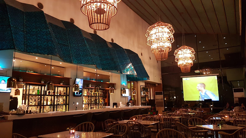 100 Eatery & Bar