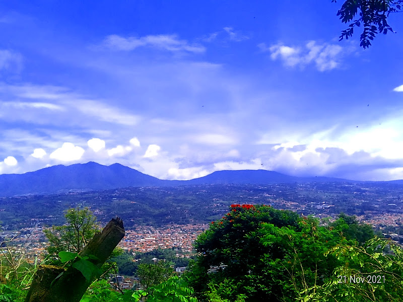 Puncak Bukit Kujang Gunung Bohong