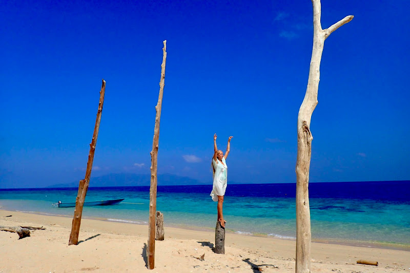 Beach Hotel in Hatta Island : accommodation guesthouse & homestay diving the Banda Neira Islands