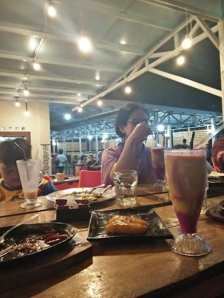 DL Cafe and Resto