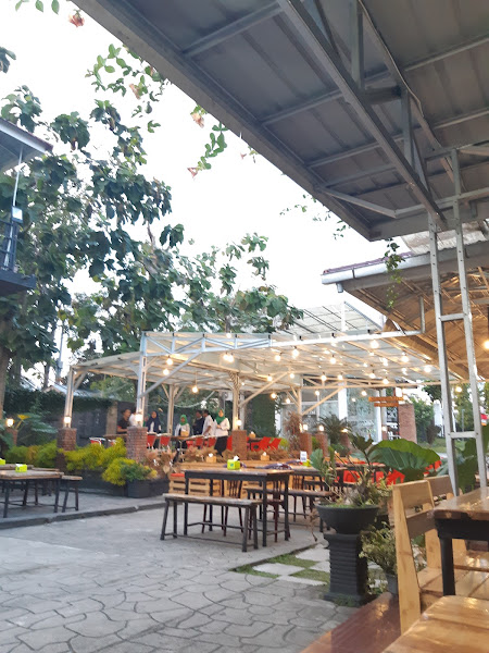 DL Cafe and Resto