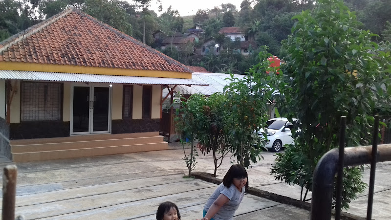 Kolam Renang &apos;Saung Caca"