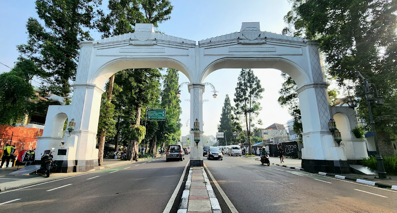 Gerbang Jalan Juanda Simpang Dago