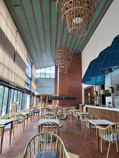 100 Eatery & Bar