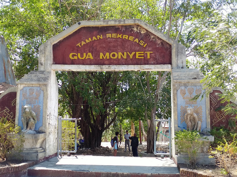 Wisata Goa Monyet