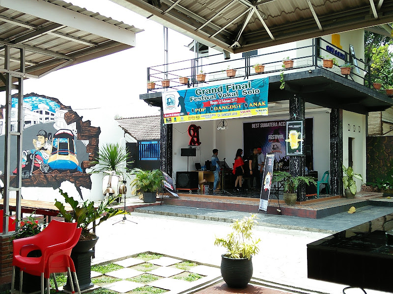 DL Cafe and Resto